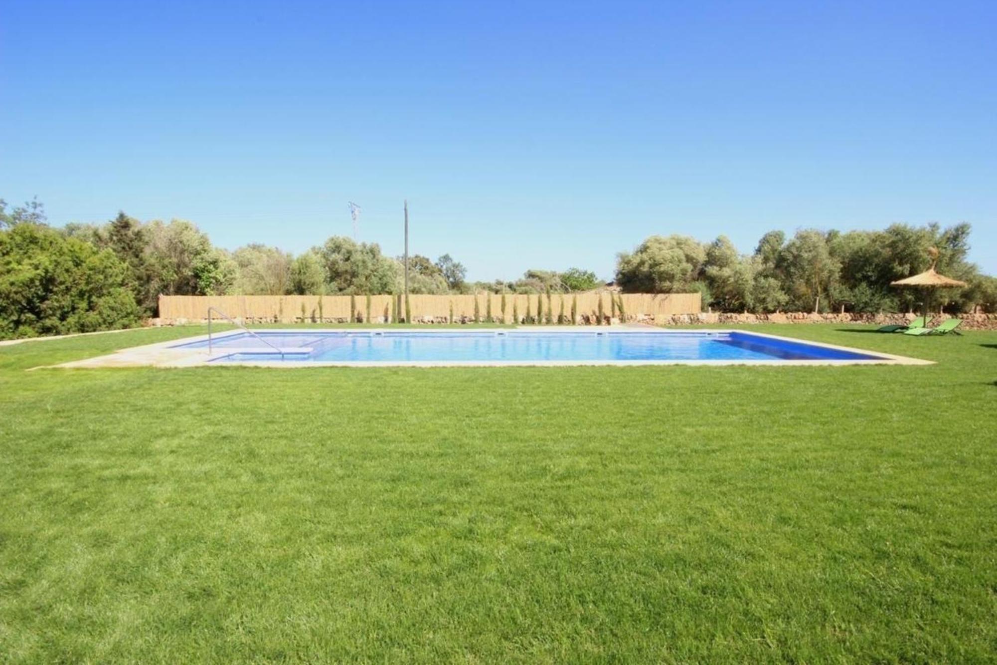 Mit Pool, Garten, Terrasse Und Grill *