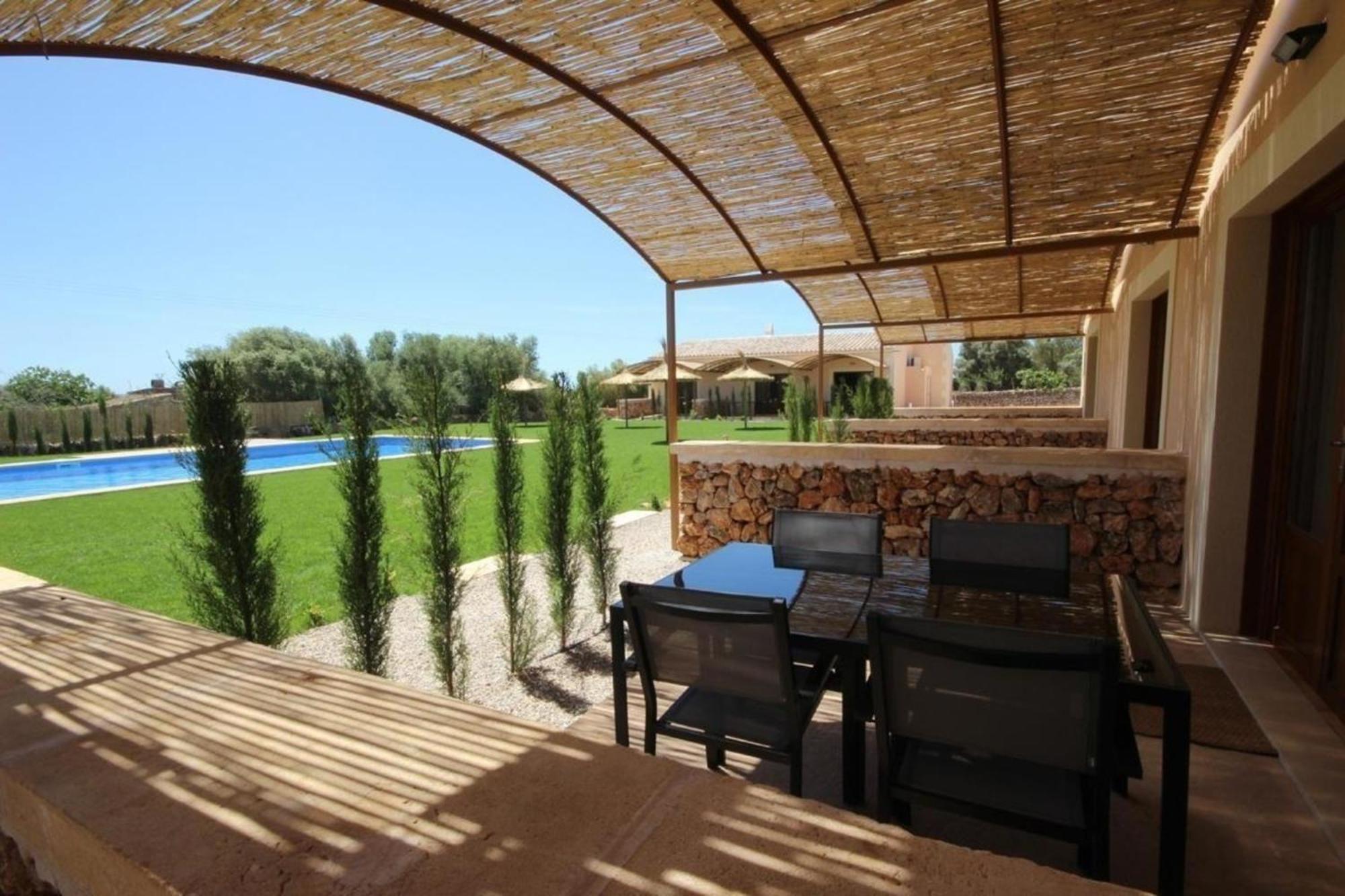 Mit Pool, Garten, Terrasse Und Grill